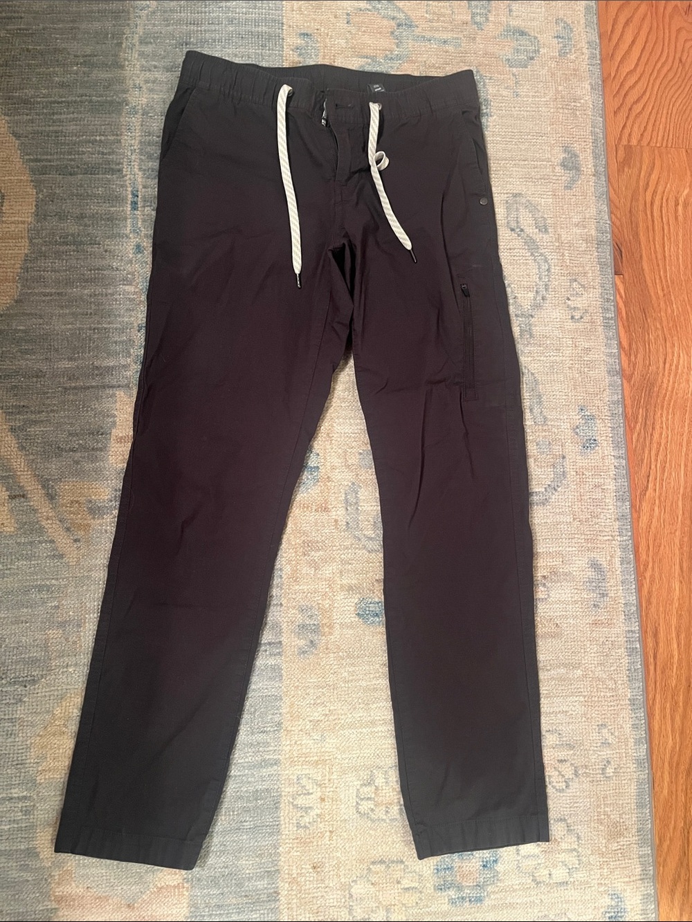 Vuori Black Jogger Pants with Contrast Drawstring size S